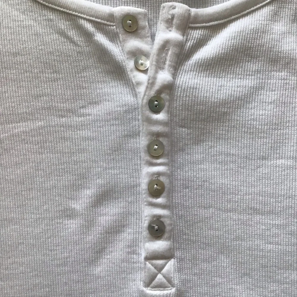 CHASER Top Cold Shoulder/Elbow Lg Sleeve White Button Tab Front Size M NWT - Picture 3 of 7